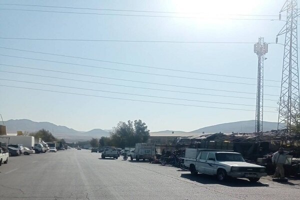 تصویر جمع‌آوری وانت‌های میوه‌فروش