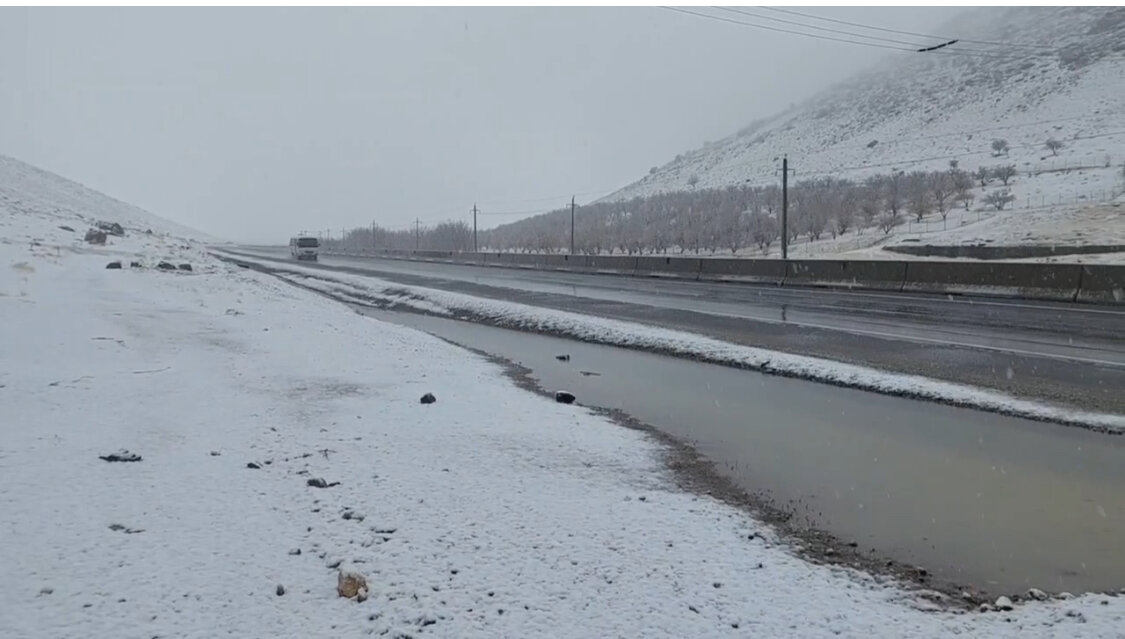 تداوم بارش برف و باران، آذربایجان غربی را سفیدپوش کرد؛ هشدارها برای تردد جاده‌ای