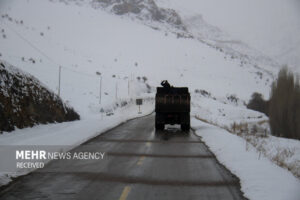 مسدود شدن مسیر ۲۱ روستا در الموت بر اثر بارش برف