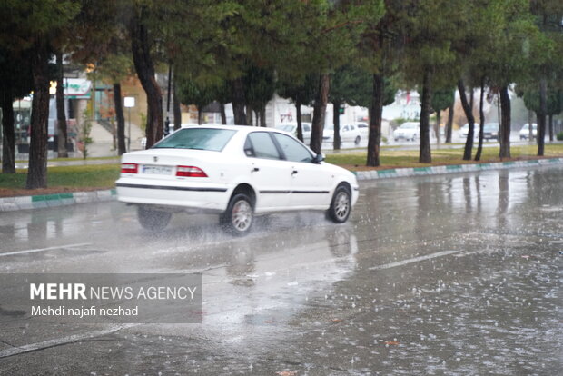 بارش باران در جاده‌های شمالی ادامه دارد و ترافیک ورودی تهران سنگین‌تر شده است